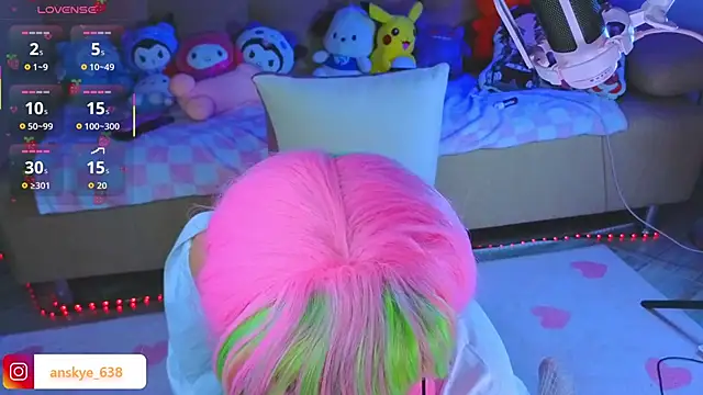 Snapshot of AnngelaSkye chatting on 10.30.25 AnngelaSkye online show from 10.30.25