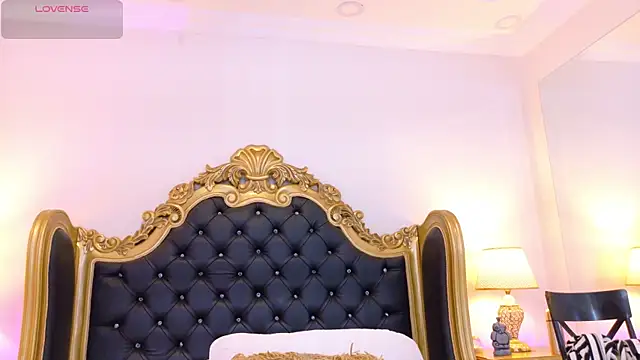 Snapshot of AdelinaVans chatting on 04.11.26 AdelinaVans online show from 04.11.26