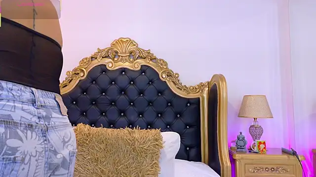 Snapshot of AdelinaVans chatting on 04.15.26 AdelinaVans online show from 04.15.26