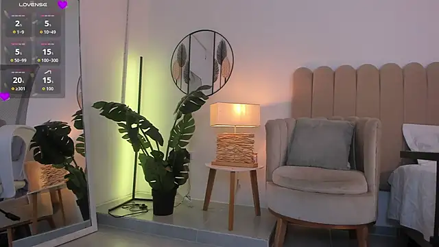 Snapshot of anna-henao chatting on 04.21.26 anna-henao online show from 04.21.26