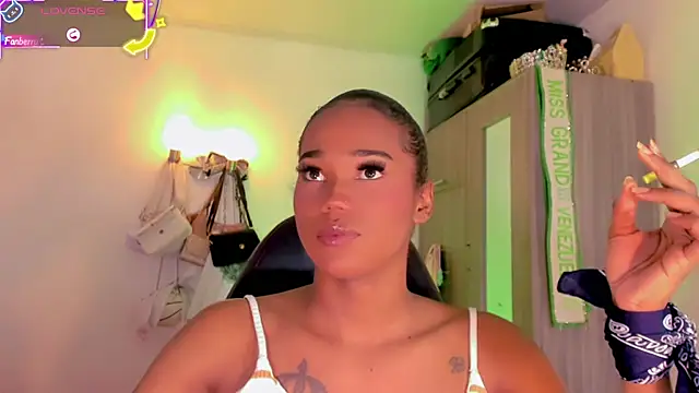 Snapshot of naomy__xx chatting on 05.27.26 naomy xx online show from 05.27.26