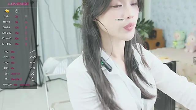 Snapshot of _YouY_ chatting on 02.19.25 YouY online show from 02.19.25