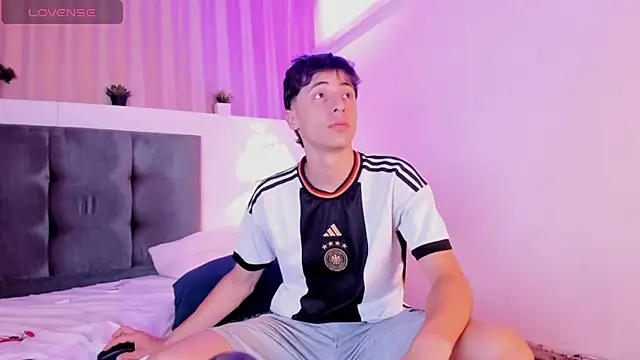 Snapshot of AlessandroDybala chatting on 03.10.25 AlessandroDybala online show from 03.10.25