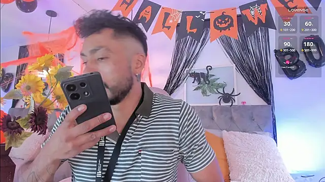 Snapshot of Tom_cooper_ chatting on 10.16.25 Tom cooper online show from 10.16.25