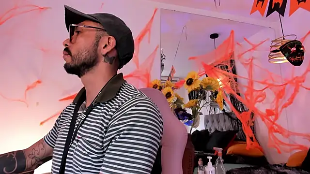 Snapshot of Tom_cooper_ chatting on 10.27.25 Tom cooper online show from 10.27.25