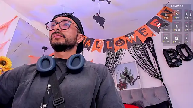 Snapshot of Tom_cooper_ chatting on 10.31.25 Tom cooper online show from 10.31.25