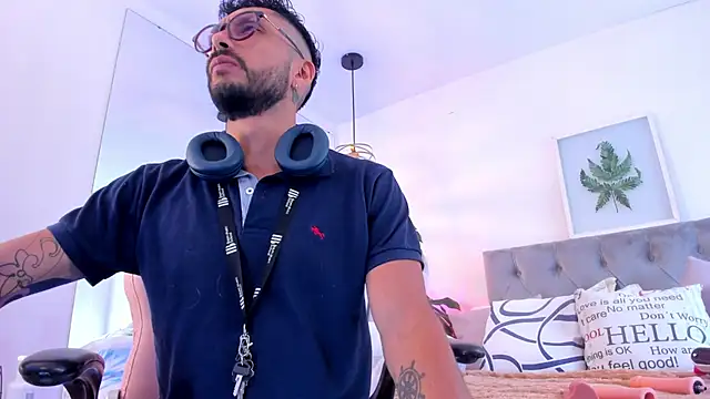 Snapshot of Tom_cooper_ chatting on 11.08.25 Tom cooper online show from 11.08.25