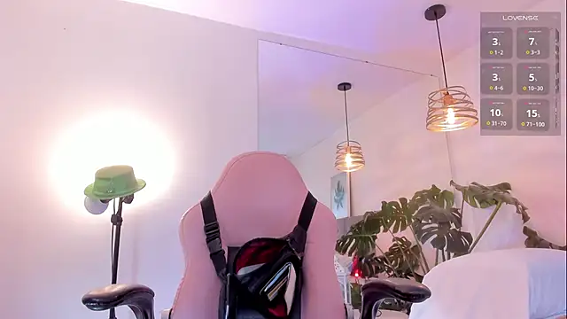 Snapshot of Tom_cooper_ chatting on 11.13.25 Tom cooper online show from 11.13.25