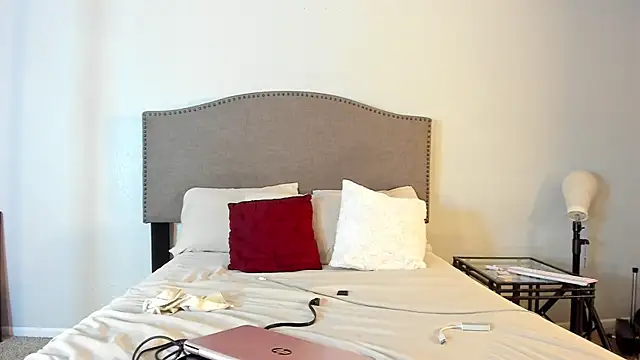 yiauana online show from 10.05.25