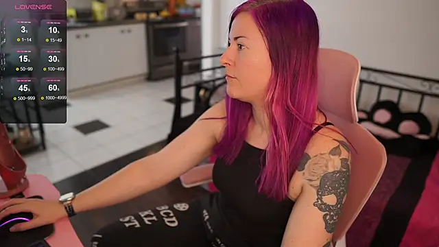 Snapshot of gennyrock chatting on 02.07.25 gennyrock online show from 02.07.25