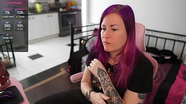 Snapshot of gennyrock chatting on 02.08.25 gennyrock online show from 02.08.25