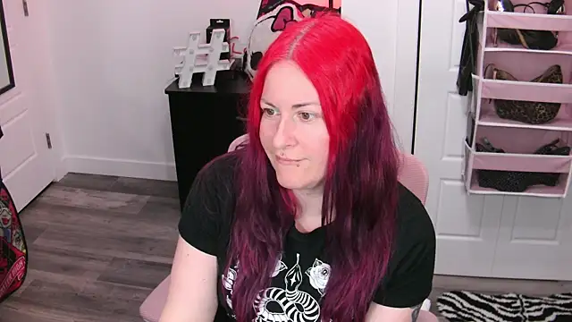 Snapshot of gennyrock chatting on 05.03.26 gennyrock online show from 05.03.26