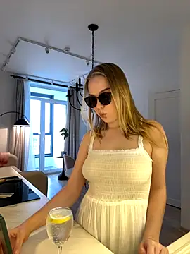 Snapshot of Little_Forest_ELF chatting on 11.08.25 Little Forest ELF online show from 11.08.25