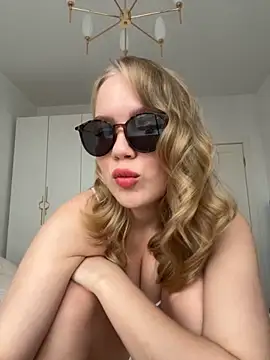 Snapshot of Little_Forest_ELF chatting on 11.20.25 Little Forest ELF online show from 11.20.25