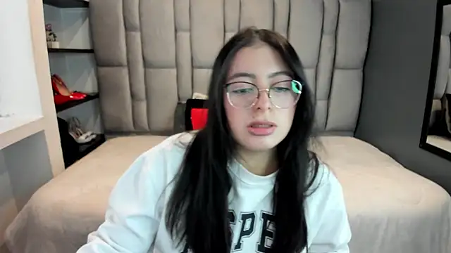 Snapshot of MiaWils_ chatting on 06.18.26 MiaWils online show from 06.18.26