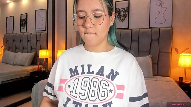 Snapshot of sweet--emily chatting on 12.21.24 sweet--emily online show from 12.21.24