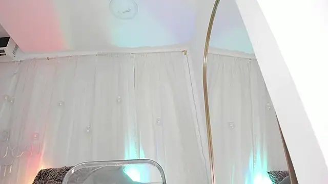 Petite Lucie online show from 01.04.25