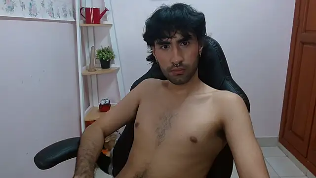 Snapshot of MilanZaire chatting on 12.18.24 MilanZaire online show from 12.18.24