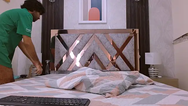 Snapshot of MilanZaire chatting on 12.24.24 MilanZaire online show from 12.24.24