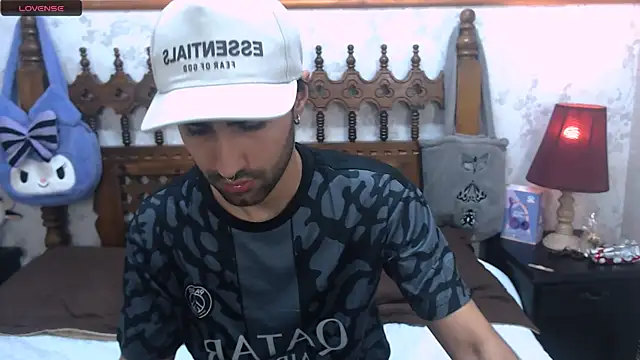 Snapshot of MilanZaire chatting on 02.28.25 MilanZaire online show from 02.28.25