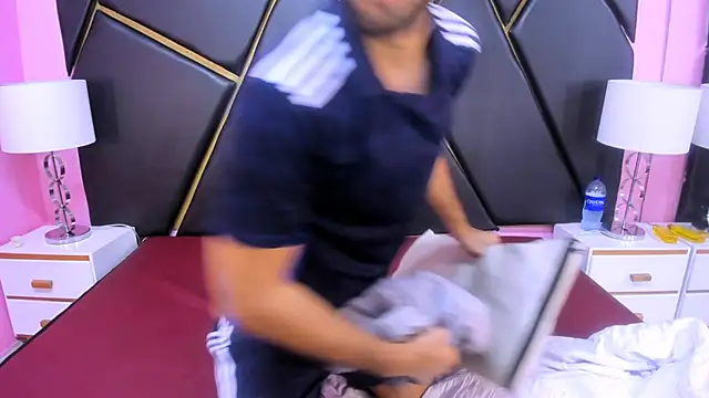 Snapshot of MilanZaire chatting on 11.08.25 MilanZaire online show from 11.08.25