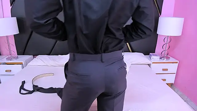 Snapshot of MilanZaire chatting on 11.15.25 MilanZaire online show from 11.15.25