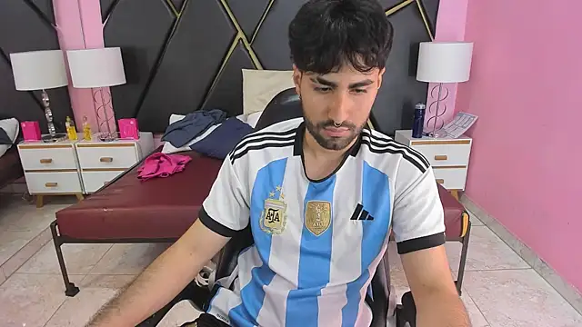 Snapshot of MilanZaire chatting on 11.23.25 MilanZaire online show from 11.23.25