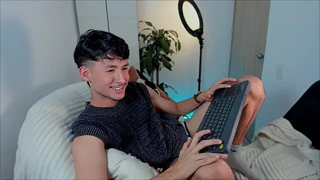 Snapshot of dimitri_targaryen chatting on 12.20.24 dimitri targaryen online show from 12.20.24