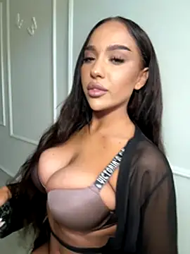 Snapshot of CardiSweetBaby chatting on 10.25.25 CardiSweetBaby online show from 10.25.25