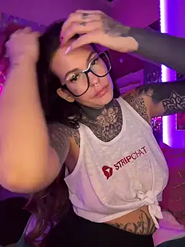 Snapshot of AileenInkOfficial chatting on 03.04.25 AileenInkOfficial online show from 03.04.25