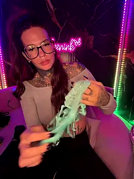 Snapshot of AileenInkOfficial chatting on 10.19.25 AileenInkOfficial online show from 10.19.25