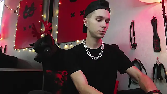 Joseph  Quinn online show from 01.04.25