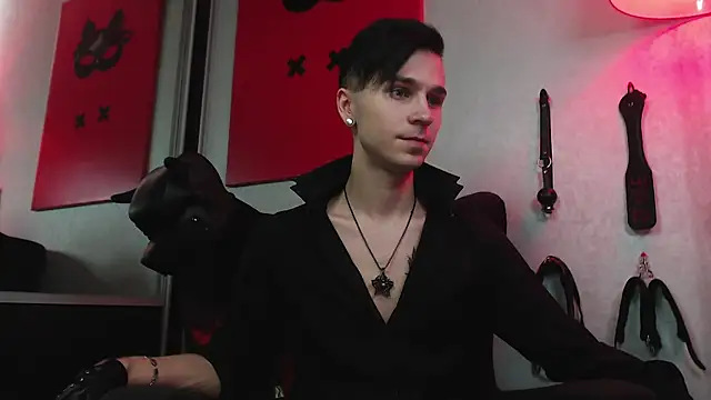 Joseph  Quinn online show from 02.04.25