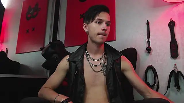 Joseph  Quinn online show from 02.21.25