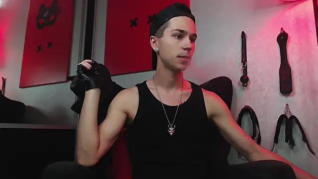 Joseph  Quinn online show from 02.22.25