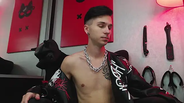 Joseph  Quinn online show from 03.15.25