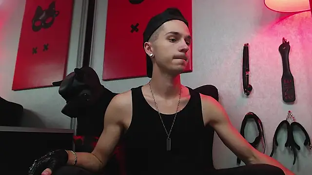 Joseph  Quinn online show from 03.16.25