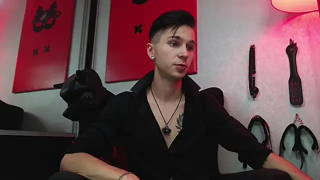 Joseph  Quinn online show from 03.17.25