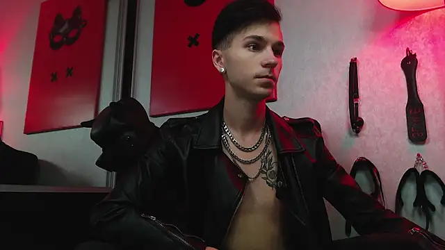 Joseph  Quinn online show from 03.21.25