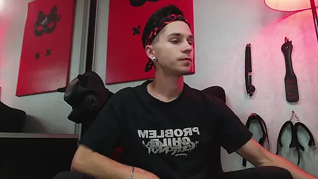 Joseph  Quinn online show from 03.22.25