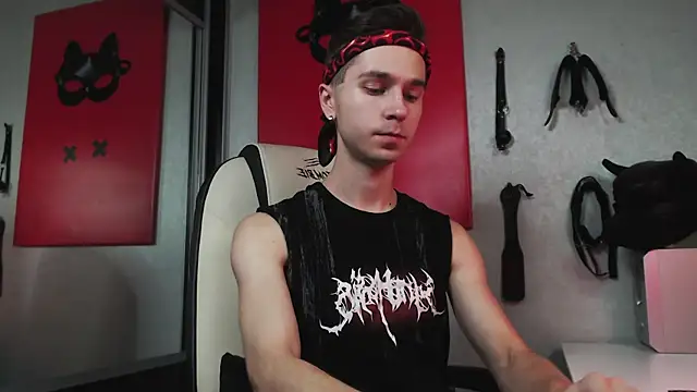 Joseph  Quinn online show from 09.19.25