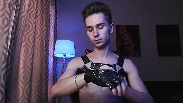 Joseph  Quinn online show from 10.17.25