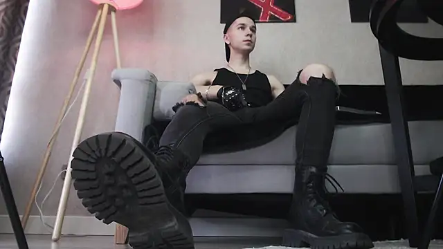 Joseph  Quinn online show from 12.02.25