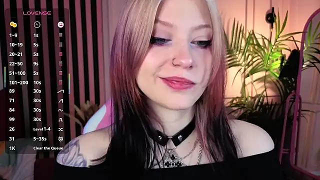 Snapshot of arielabradberry chatting on 10.17.25 arielabradberry online show from 10.17.25