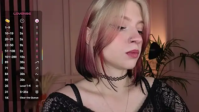 Snapshot of arielabradberry chatting on 11.19.25 arielabradberry online show from 11.19.25