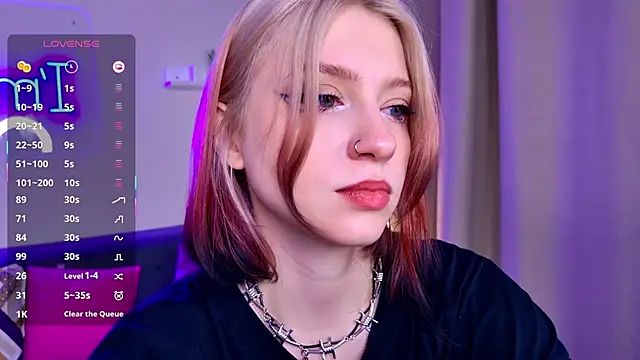 Snapshot of arielabradberry chatting on 11.24.25 arielabradberry online show from 11.24.25