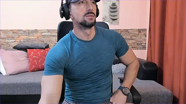 Snapshot of HotHunkTrainer chatting on 02.10.25 HotHunkTrainer online show from 02.10.25