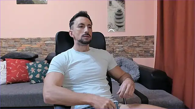 Snapshot of HotHunkTrainer chatting on 02.17.25 HotHunkTrainer online show from 02.17.25