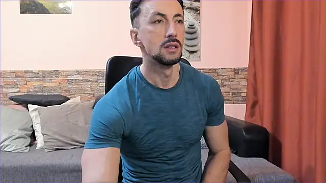 Snapshot of HotHunkTrainer chatting on 03.19.25 HotHunkTrainer online show from 03.19.25