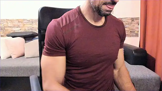 Snapshot of HotHunkTrainer chatting on 10.10.25 HotHunkTrainer online show from 10.10.25